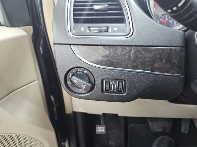 2014 Chrysler Town & Country Touring-L